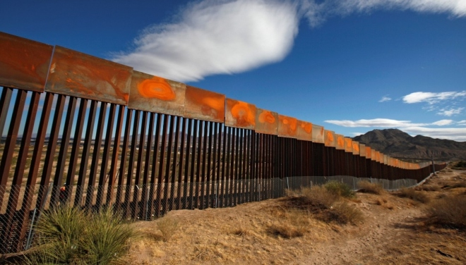 Một đoạn h&agrave;ng r&agrave;o bi&ecirc;n giới mới x&acirc;y tại th&agrave;nh phố Sunland Park, bang New Mexico, Mỹ.