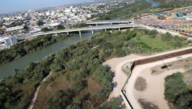 Ở Hidalgo, bang Texas, h&agrave;ng r&agrave;o bi&ecirc;n giới cắt ngang một c&acirc;y cầu nối Mỹ v&agrave; Mexico.