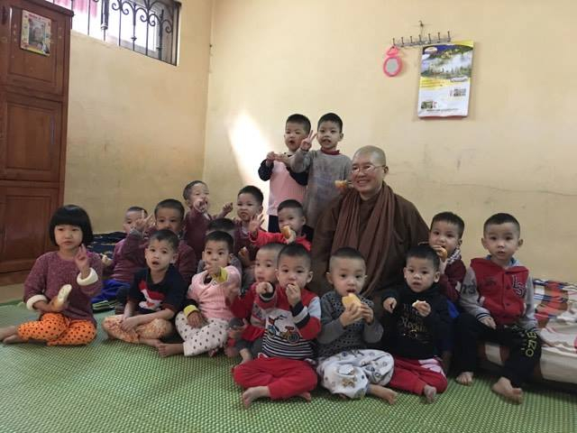 Sư thầy Th&iacute;ch Đ&agrave;m Lan v&agrave; c&aacute;c em b&eacute; bị bỏ rơi tại ch&ugrave;a Bồ Đề.