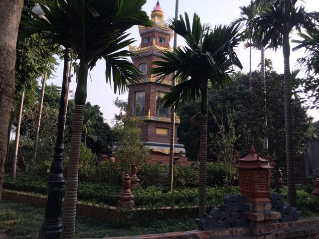 Cảnh vật thi&ecirc;n nhi&ecirc;n ngo&agrave;i s&acirc;n ch&ugrave;a.