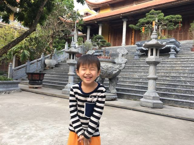 Em b&eacute; hồn nhi&ecirc;n chơi tr&ecirc;n s&acirc;n ch&ugrave;a.&nbsp;