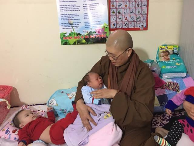 Em b&eacute; vừa bị bỏ rơi ở cổng ch&ugrave;a c&aacute;ch đ&acirc;y 5 ng&agrave;y trong v&ograve;ng tay ấm &aacute;p của &nbsp;sư thầy Đ&agrave;m Lan.