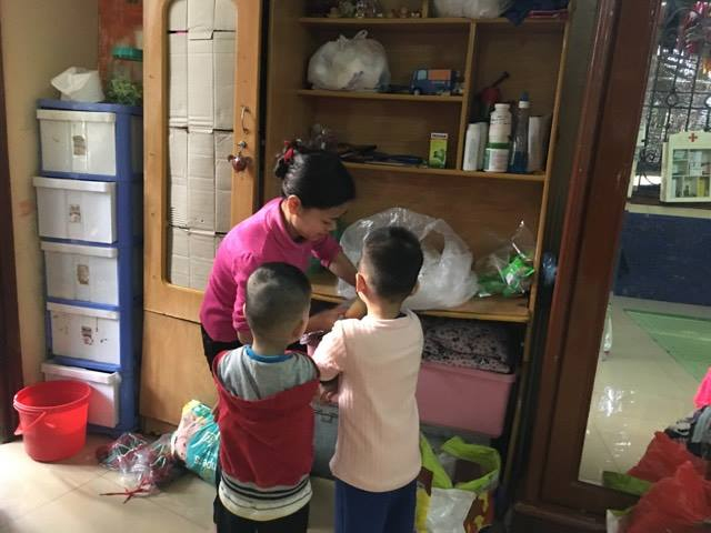 Người mẹ chăm s&oacute;c những đứa con bị bỏ rơi nơi cửa Phật&nbsp;