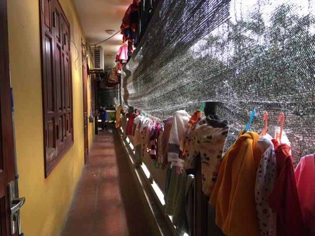 Quần &aacute;o của c&aacute;c b&eacute; được phơi gọn g&agrave;ng b&ecirc;n h&agrave;nh lang.