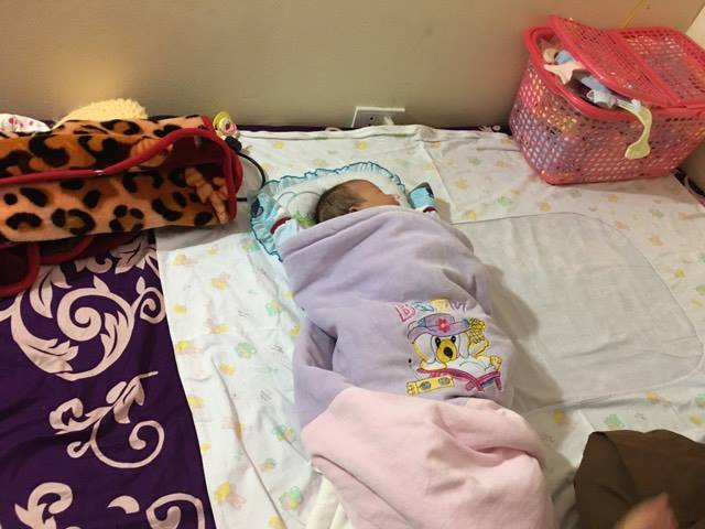 Em b&eacute; ngủ ngon giữa chốn thiền.