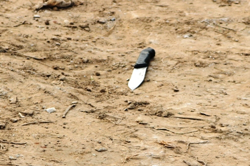 Một con dao vứt tại hiện trường. Ảnh:&nbsp;Giang Chinh