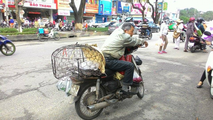 Người đ&agrave;n &ocirc;ng n&agrave;y đ&atilde; b&aacute;n xong hết bội g&agrave;, đang đợi người th&acirc;n v&agrave;o chợ mua sắm&nbsp;(Ảnh: PV Đăng Hậu chụp ng&agrave;y 30 Tết)