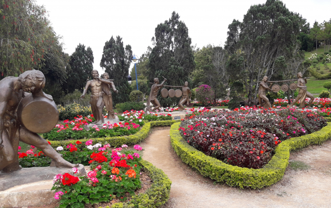 Những pho tượng tượng trưng cho đồng b&agrave;o c&aacute;c d&acirc;n tộc nơi đ&acirc;y trong m&ugrave;a lễ hội