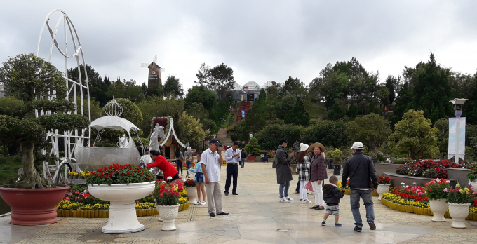 Du kh&aacute;ch tham dự Lễ hội hoa&nbsp;