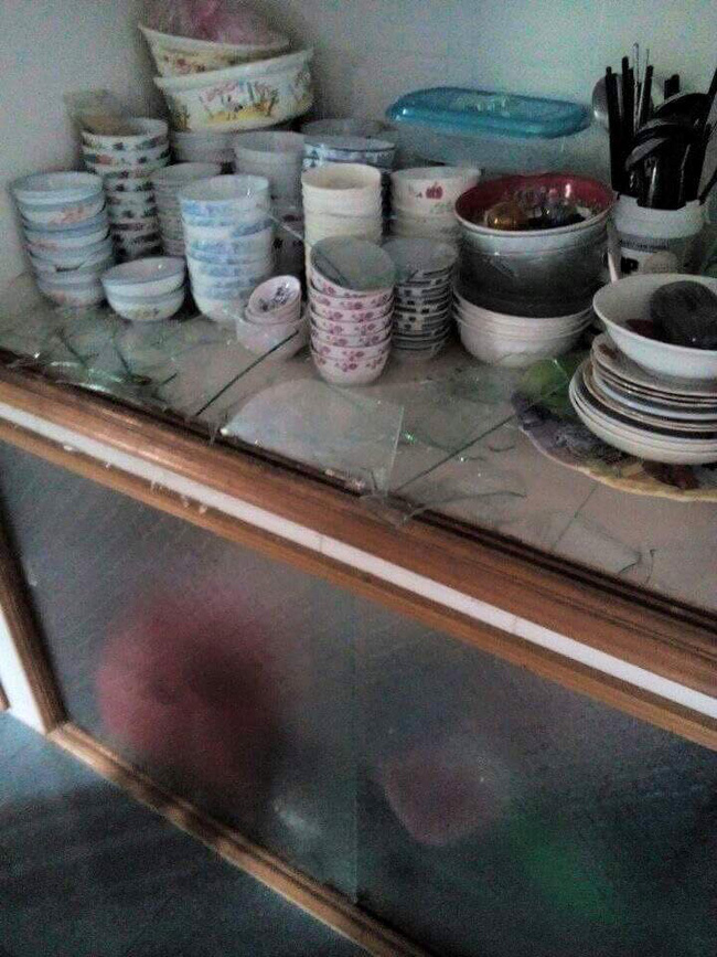 B&aacute;t đũa trong nh&agrave; bị đập n&aacute;t tan t&agrave;nh. Ảnh: FBNV.