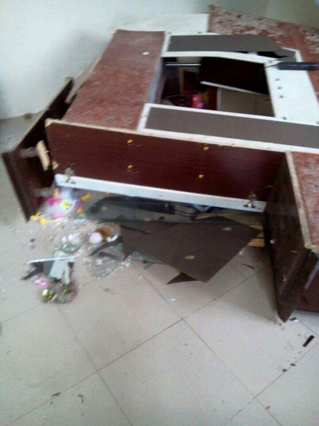 Nhiều vật dụng bị đạp đổ, k&iacute;nh văng khắp nơi. Ảnh: FBNV