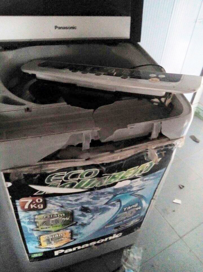 M&aacute;y giặt cũng bị người đ&agrave;n &ocirc;ng n&agrave;y đập ph&aacute;. Ảnh: FBNV.
