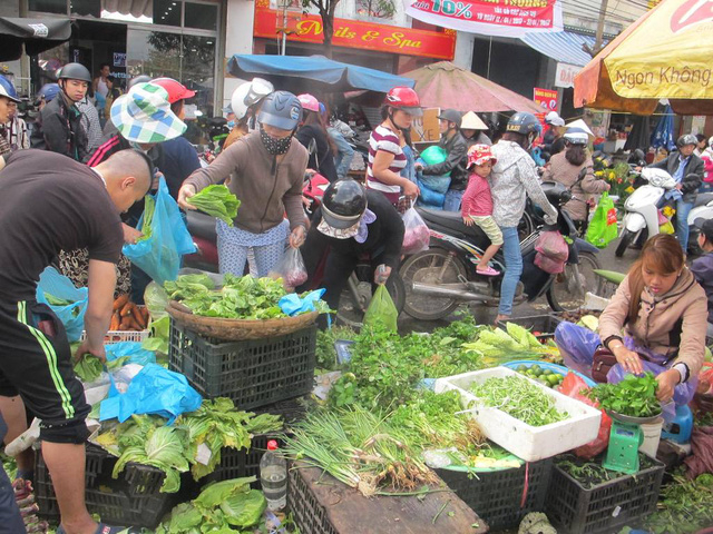 Ng&agrave;y 30 Tết, c&aacute;c loại rau xanh cũng đắt kh&aacute;ch kh&ocirc;ng k&eacute;m.