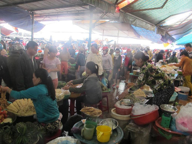 Phi&ecirc;n chợ ng&agrave;y cuối năm, ai ai cũng vội v&atilde;.