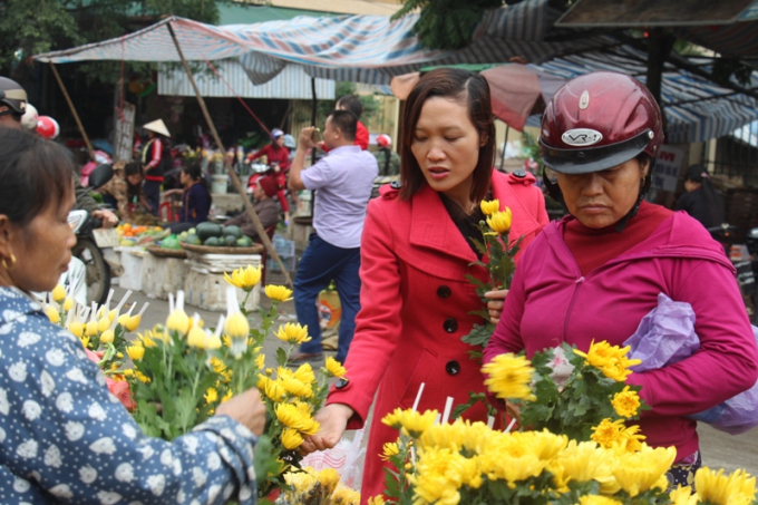 &ldquo;Chen ch&acirc;n&rdquo; sắm Tết trong phi&ecirc;n chợ cuối năm