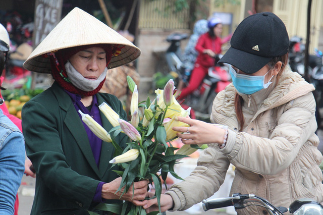 &ldquo;Chen ch&acirc;n&rdquo; sắm Tết trong phi&ecirc;n chợ cuối năm