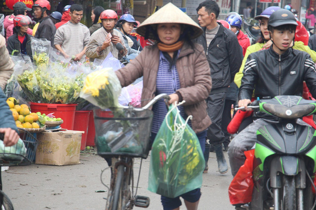 &ldquo;Chen ch&acirc;n&rdquo; sắm Tết trong phi&ecirc;n chợ cuối năm