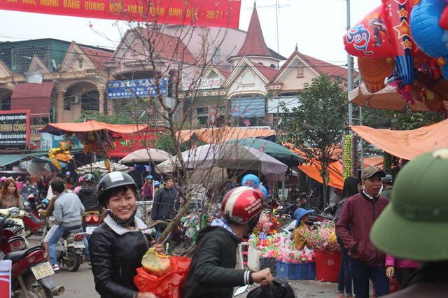 &ldquo;Chen ch&acirc;n&rdquo; sắm Tết trong phi&ecirc;n chợ cuối năm