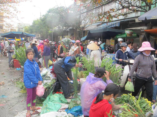Người b&aacute;n ngồi tr&agrave;n cả ra b&ecirc;n ngo&agrave;i đường lớn.