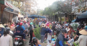 “Chen chân” sắm Tết trong phiên chợ cuối năm