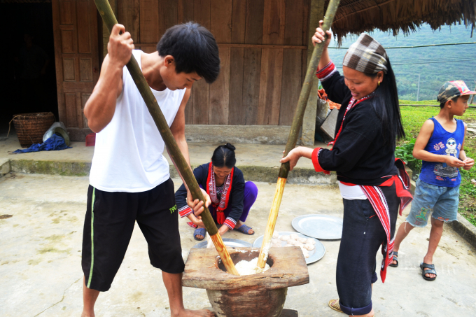 Đối với đồng b&agrave;o người Dao, tr&ecirc;n b&agrave;n thờ bắt buộc phải c&oacute; b&aacute;nh gi&agrave;y.