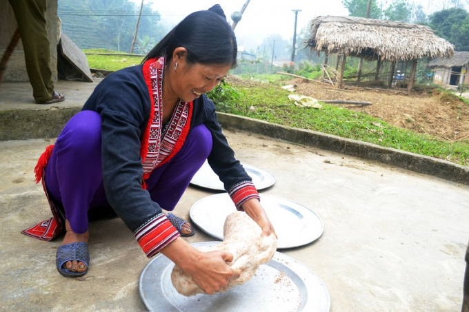 Trẻ con cũng hồn nhi&ecirc;n c&ugrave;ng người lớn nặn b&aacute;nh.                    &nbsp;                    Giống như những d&acirc;n tộc kh&aacute;c, người Dao đỏ hay d&ugrave;ng c&agrave;nh đ&agrave;o, c&agrave;nh mơ, c&acirc;y m&iacute;a để trang tr&iacute; những mong sẽ mang lại may mắn cho ng&agrave;y đầu năm.                      B&aacute;nh ch&iacute;t (b&ocirc;ng ch&iacute;t thường d&ugrave;ng để l&agrave;m chổi) cũng l&agrave; loại b&aacute;nh được đồng b&agrave;o v&ugrave;ng cao thường hay l&agrave;m trong dịp tết nguy&ecirc;n đ&aacute;n.                      &nbsp;                    Nguy&ecirc;n liệu để l&agrave;m b&aacute;nh ch&iacute;t l&agrave; gạo nếp được ng&acirc;m từ trước đ&oacute; một ng&agrave;y v&agrave; t&agrave;n tro của rơm rạ, b&ecirc;n trong nh&acirc;n thịt lợn.                    Ch&iacute;t n&oacute;ng hổi sau khi được lấy ra được đem l&ecirc;n b&agrave;n thờ mời tổ ti&ecirc;n.                    Th&ocirc;ng thường sau một năm quần quật với c&ocirc;ng việc đồng &aacute;ng, đến cuối năm đồng b&agrave;o lại x&uacute;m lại mổ lợn để chuẩn bị tết.        M&oacute;n kho&aacute;i khẩu, đồng thời l&agrave; m&oacute;n ăn đặc trưng của đồng b&agrave;o miền sơn cước l&agrave; m&oacute;n thịt treo g&aacute;c bếp. Tuy nhi&ecirc;n để thịt kh&ocirc;ng bị &ocirc;i, cần phải c&oacute; kinh nghiệm ướp thịt.&nbsp;                            &nbsp;                    Năm n&agrave;o cũng thế, bắt đầu từ 20 th&aacute;ng chạp trở đi, người Dao lại mời th&agrave;y c&uacute;ng đến nh&agrave; mời tổ ti&ecirc;n về cũng gia đ&igrave;nh ăn tết.                    M&acirc;m c&uacute;ng thường l&agrave; thịt lợn hoặc g&agrave; sau khi đ&atilde; luộc.                    B&agrave;n thờ của người Dao thường được trang tr&iacute; rất cầu kỳ.&nbsp;                      &nbsp;      &nbsp;              &nbsp;      &nbsp;