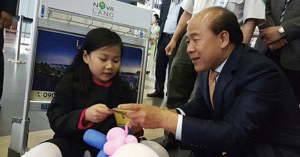 Thứ trưởng Giao thông lì xì hành khách đi máy bay