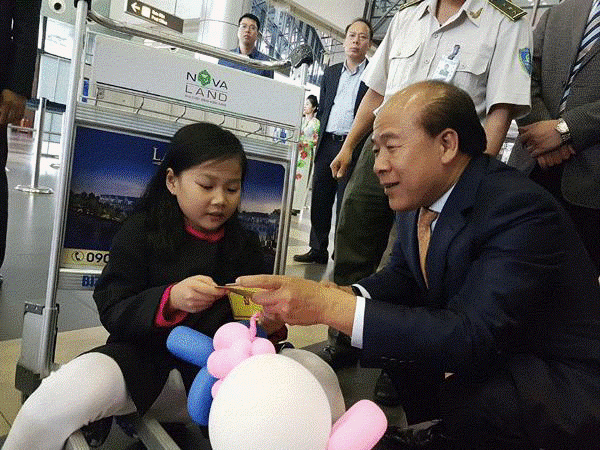 Thứ trưởng l&igrave; x&igrave; cho ch&aacute;u b&eacute; tr&ecirc;n chuyến bay H&agrave; Nội - TP.HCM l&uacute;c 17h ng&agrave;y cuối c&ugrave;ng trong năm