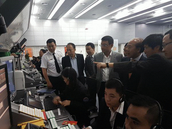 Thứ trưởng Giao th&ocirc;ng l&igrave; x&igrave; h&agrave;nh kh&aacute;ch đi m&aacute;y bay