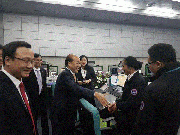 Thứ trưởng đ&aacute;nh gi&aacute; cao t&igrave;nh thần l&agrave;m việc của c&aacute;n bộ nh&acirc;n vi&ecirc;n tại trung t&acirc;m điều h&agrave;nh bay