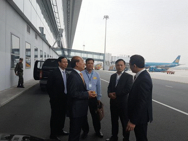 Thứ trưởng Giao th&ocirc;ng l&igrave; x&igrave; h&agrave;nh kh&aacute;ch đi m&aacute;y bay