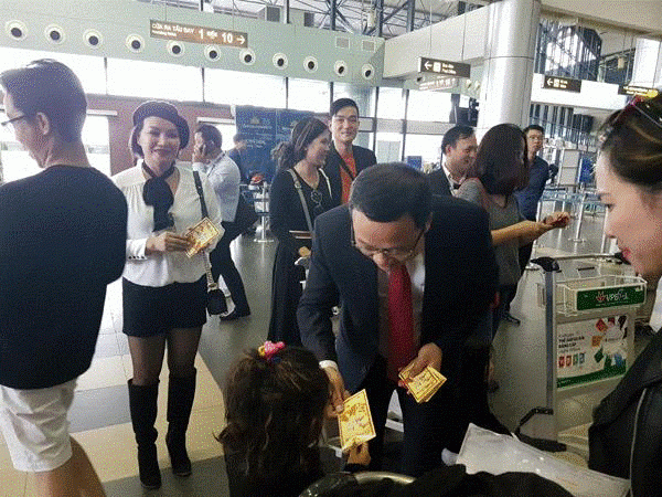 &Ocirc;ng Khuất Việt H&ugrave;ng, Ph&oacute; chủ tịch chuy&ecirc;n tr&aacute;ch Ủy ban ATGT quốc gia l&igrave; x&igrave; ch&uacute;c Tết h&agrave;nh kh&aacute;ch