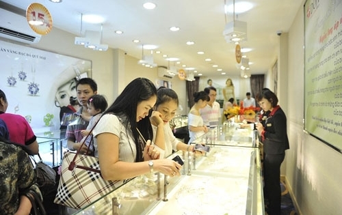 Nhiều cửa hiệu chọn mở hàng ngày mùng 6 Tết