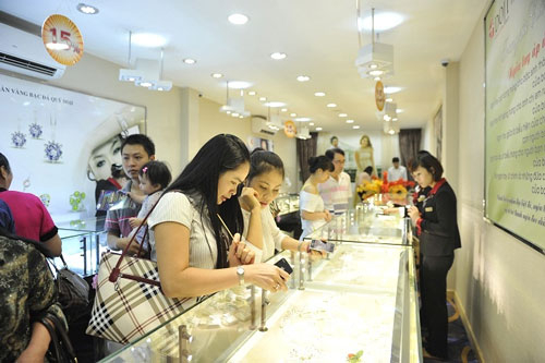 Thời điểm mở h&agrave;ng đầu năm được c&aacute;c doanh nghiệp, chủ tiệm chọn lựa kỹ lưỡng.