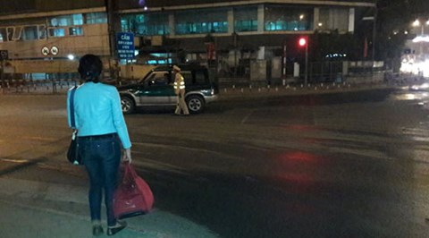 Chị Kim Anh nhờ sự gi&uacute;p đỡ của lực lượng CSGT.