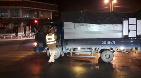 Đ&ecirc;m 30 Tết kh&ocirc;ng đ&oacute;n được xe kh&aacute;ch, một phụ nữ được CSGT đưa về tận nh&agrave;