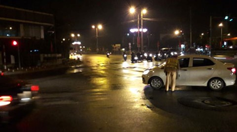 Trung &uacute;y Nguyễn Đức Thắng đ&atilde; dừng rất nhiều xe &ocirc; t&ocirc; nhờ gi&uacute;p đỡ chị Kim Anh nhưng kh&ocirc;ng c&oacute; xe n&agrave;o c&ugrave;ng tuyến đường.&nbsp;