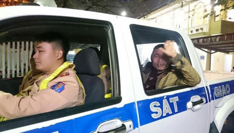 Anh Vụ được c&aacute;c đồng ch&iacute; CSGT d&ugrave;ng xe chuy&ecirc;n dụng đưa về gia đ&igrave;nh.