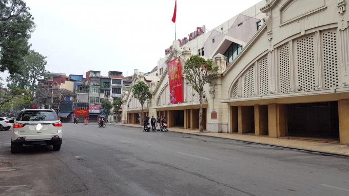 Ph&iacute;a ngo&agrave;i chợ Đồng Xu&acirc;n s&aacute;ng mồng 1 tết.