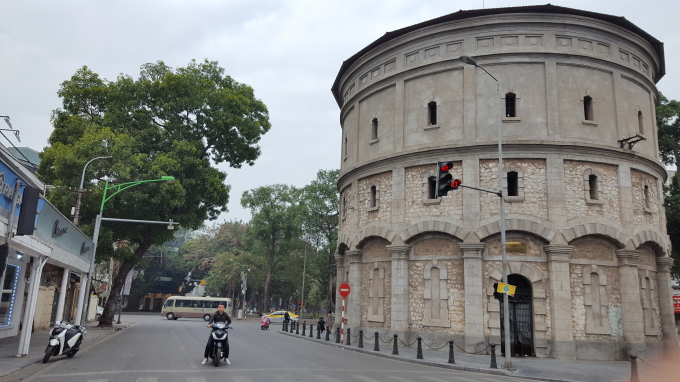 Tại Bốt H&agrave;ng Đậu vốn tấp nập người qua lại, nhưng nay chỉ l&aacute;c đ&aacute;c 1 số người qua lại.