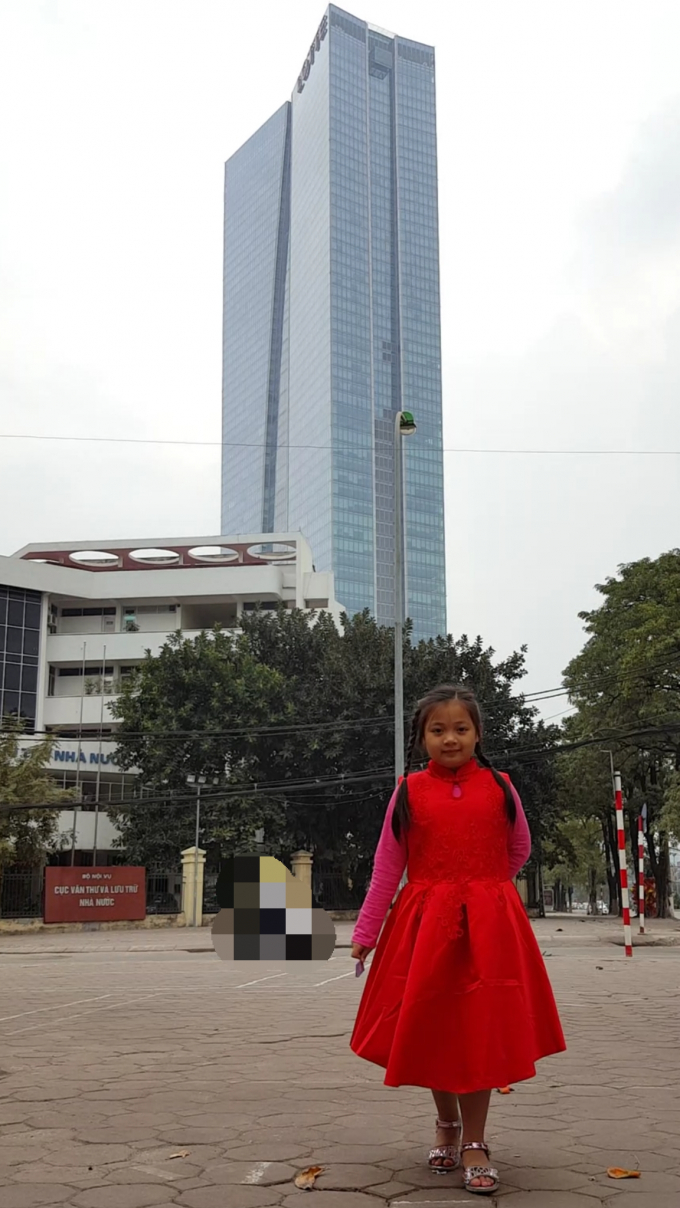 B&eacute; Minh Anh - Học sinh lớp 2 tranh thủ dạo bộ tr&ecirc;n vỉa h&egrave; phố Đ&agrave;o Tấn ng&agrave;y đầu năm.