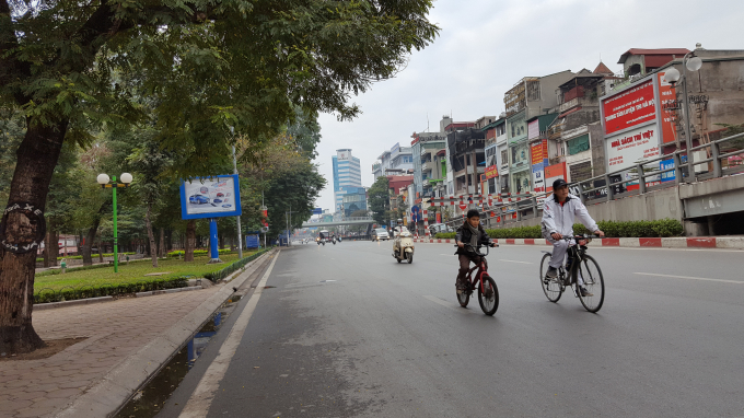 Hai bố con anh Cường tranh thủ dạo phố trong&nbsp;Tiết trời rất đẹp v&agrave; ấm &aacute;p.