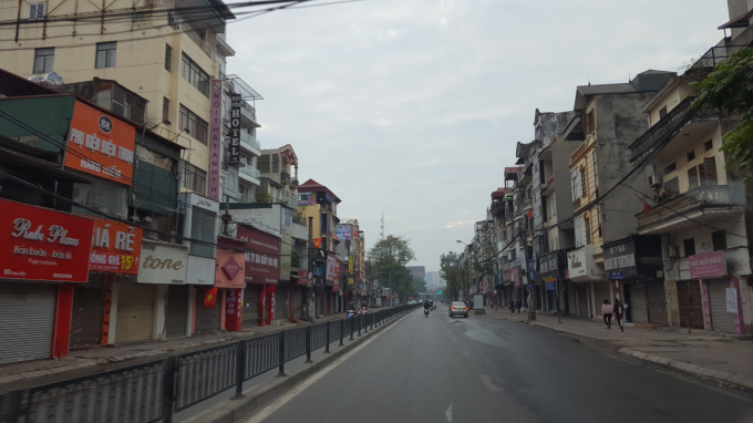 Tại phố Ch&ugrave;a Bộc lu&ocirc;n l&agrave; điểm n&oacute;ng về giao th&ocirc;ng, nhưng s&aacute;ng nay lại vắng lặng v&agrave; y&ecirc;n b&igrave;nh hiếm gặp.