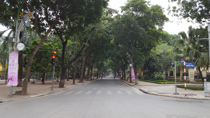 D&ograve;ng người tham gia giao th&ocirc;ng tr&ecirc;n phố Phan Đ&igrave;nh Ph&ugrave;ng vốn tấp nập l&agrave; vậy, nhưng s&aacute;ng nay đ&atilde; kh&ocirc;ng c&ograve;n.