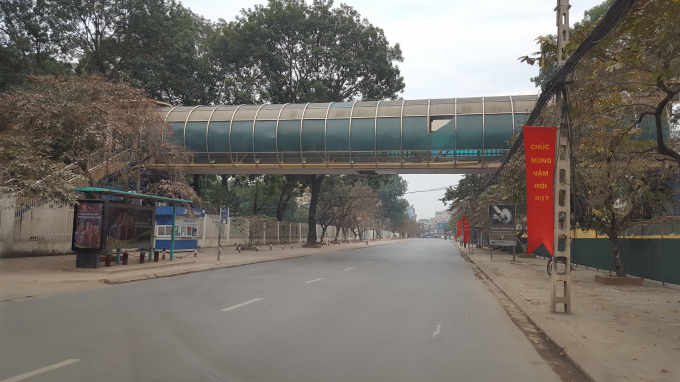 Quang cảnh vắng lặng hiếm gặp tr&ecirc;n tuyến đường 70 (đoạn qua trước cổng bệnh viện Qu&acirc;n y 103, H&agrave; Đ&ocirc;ng).