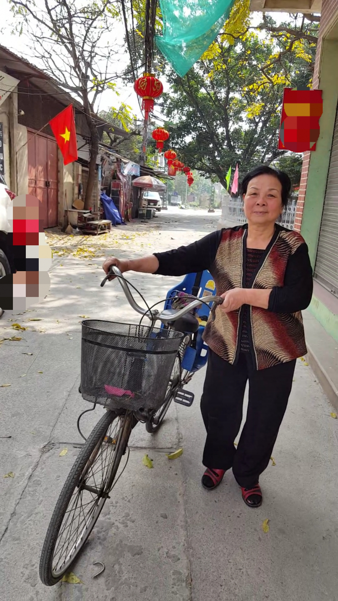 B&agrave; Thịnh 55 tuổi đạp xe tản bộ tr&ecirc;n phố: