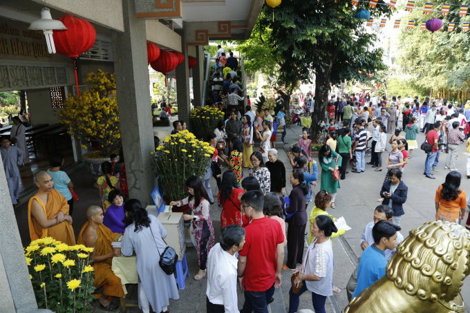 Người người cầm tr&ecirc;n tay những c&acirc;y v&agrave;ng, c&acirc;y bạc, kh&oacute;i hương trong ch&ugrave;a nghi ng&uacute;t từ s&aacute;ng sớm đầu năm.