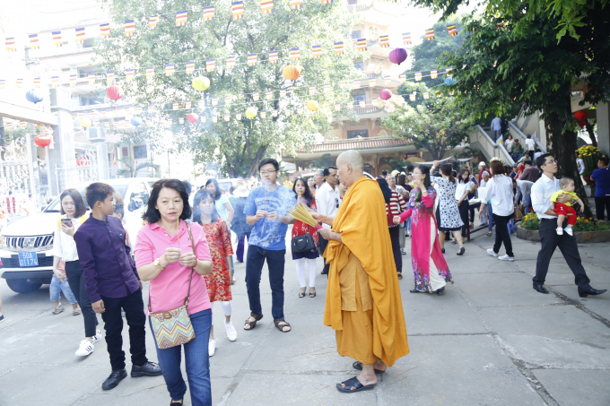 Mỗi người nhận một c&acirc;y nhang do nh&agrave; ch&ugrave;a ph&aacute;t.