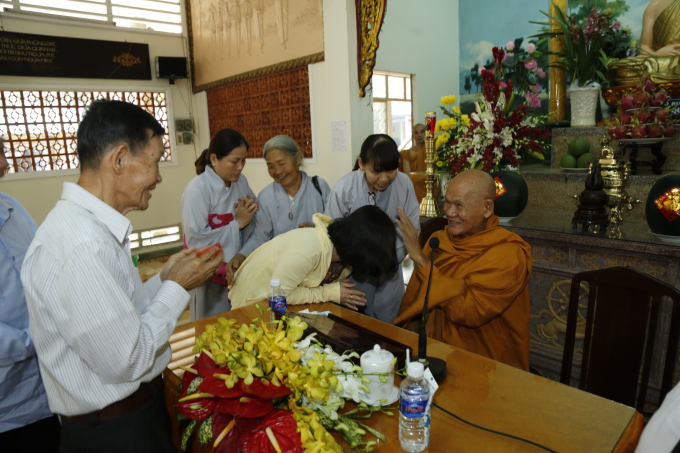 Được c&aacute;c H&ograve;a thượng lớn tuổi l&igrave; x&igrave; ch&uacute;c mừng đầu năm trong niềm vui hoan hỉ.