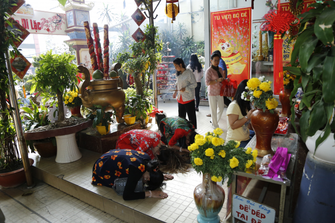 Người đến ch&ugrave;a đều mang theo những lời cầu xin như cầu sức khỏe, cầu tự hay năm mới l&agrave;m ăn ph&aacute;t đạt&hellip;